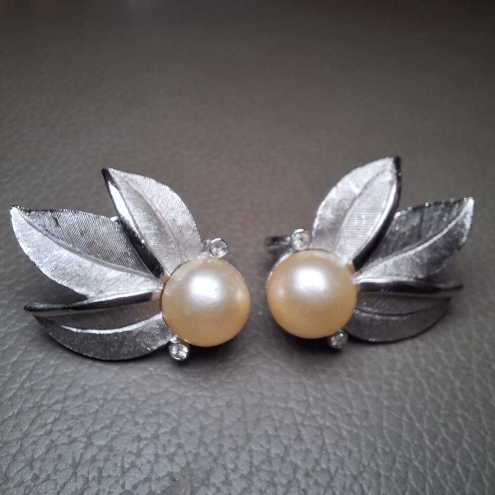 Trifari Clip On Earrings Silver Tone Leaf Faux Pearl‎ Rhinestone Leaf Spray